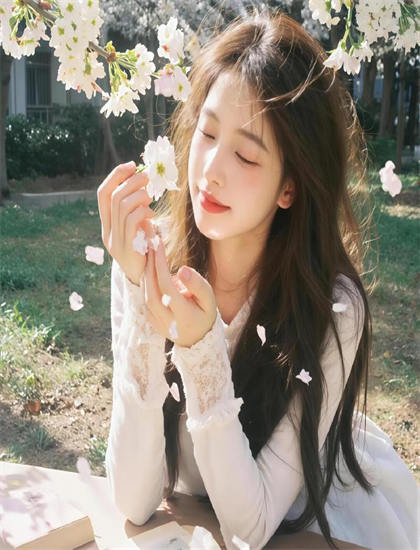 《开局我就无敌了美女房客俏房东》心理批判分析颠覆性的：角色心理变化与情感轨迹解读